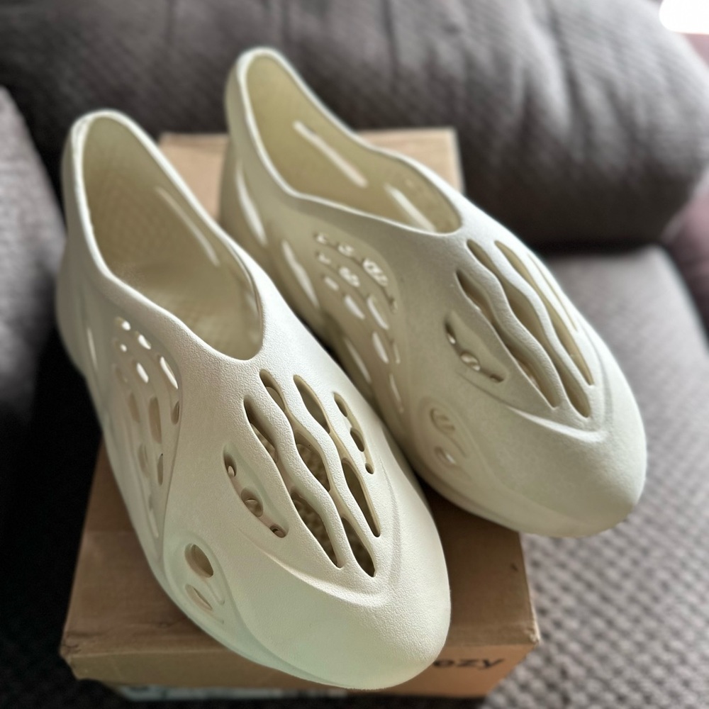 yeezy foam runner onyx Sandals White Foam Sandals Size 7